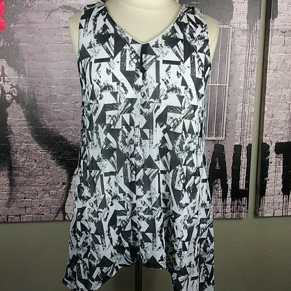 ❤️6 items for $25 sale!!❤️ Avenue Shark Bite Tank